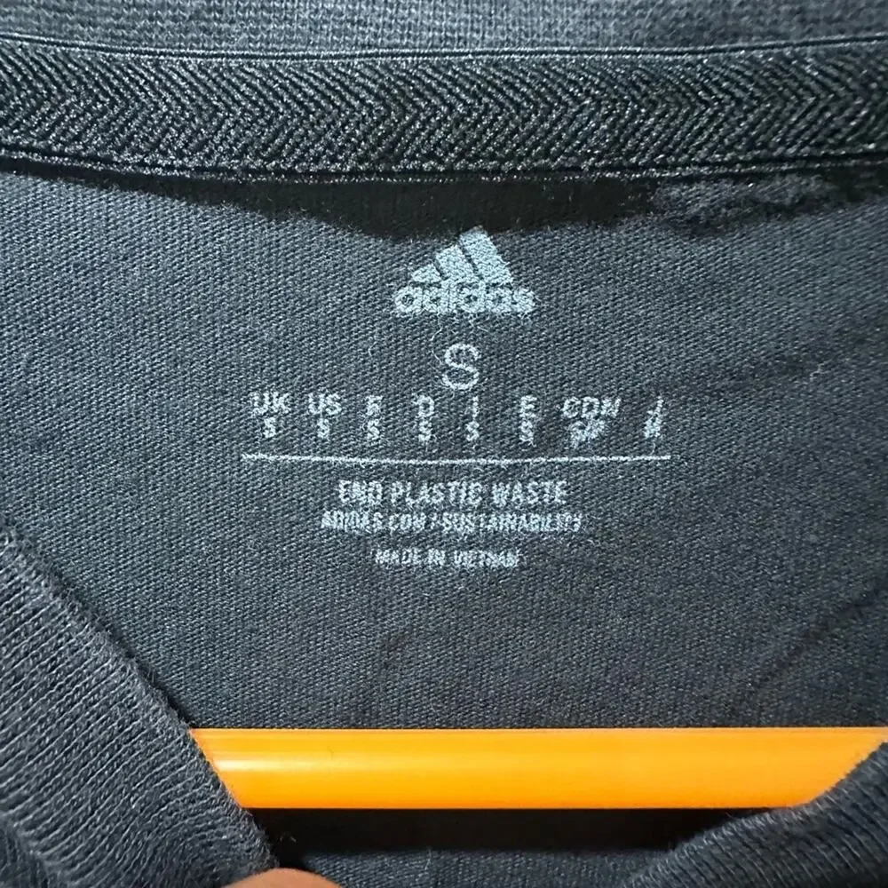 Black and yellow Adidas shirt‎